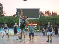 开云体育下载-篮球比赛战况激烈，场上球员鏖战到底