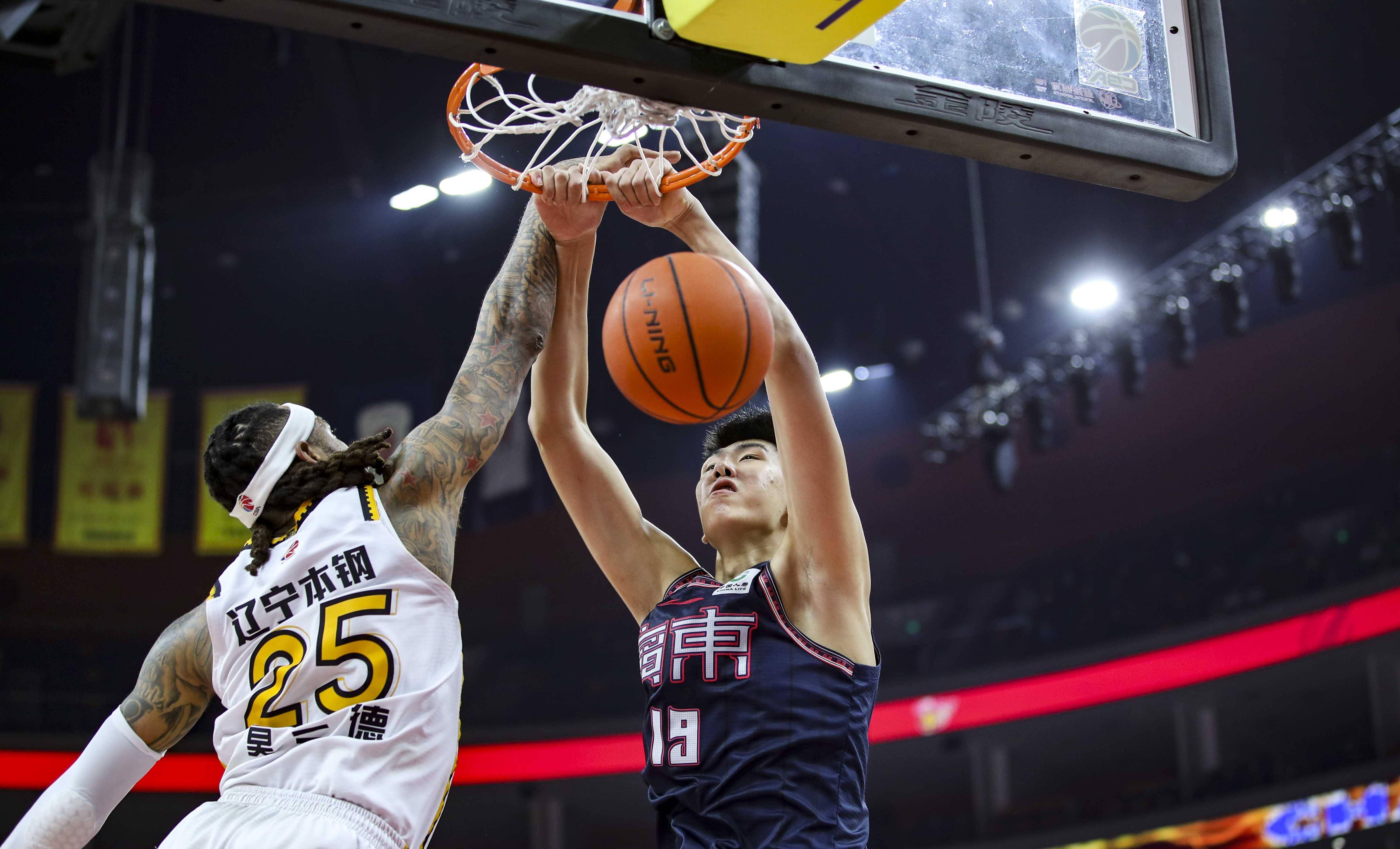 篮球运动员精湛技术展示实力和魅力