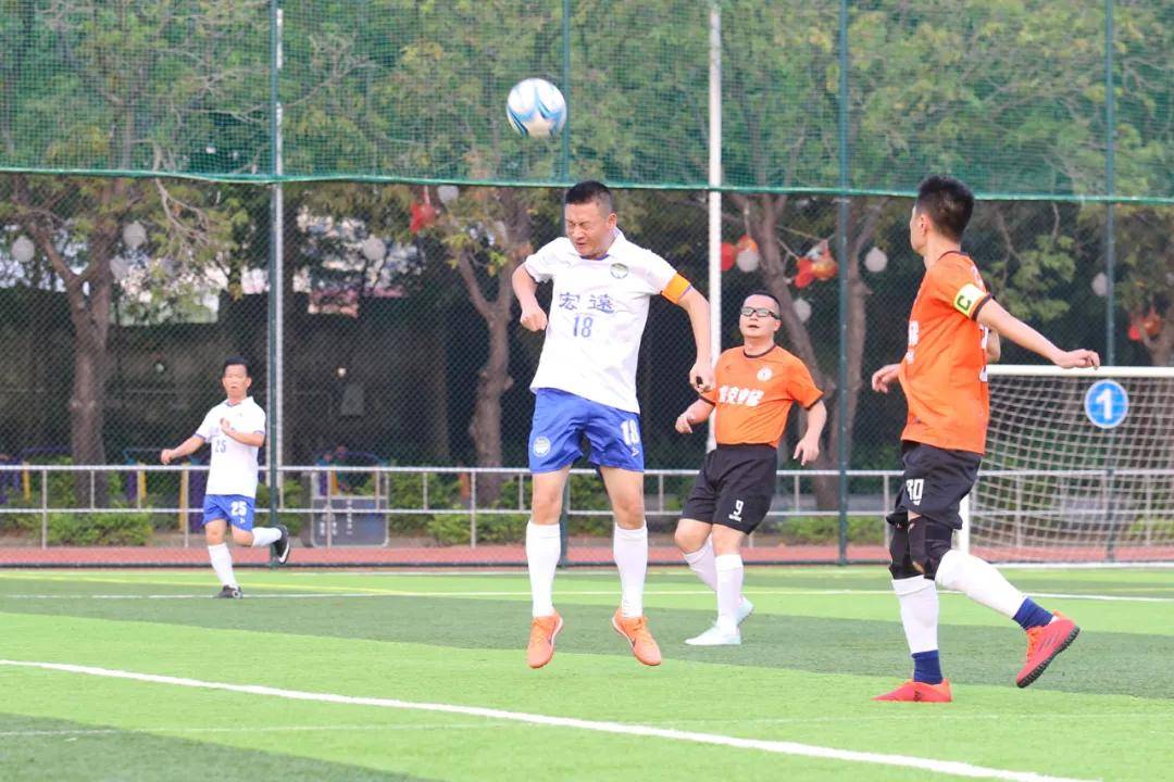 竞技风采！球员们在赛场上的表现迷人的简单介绍