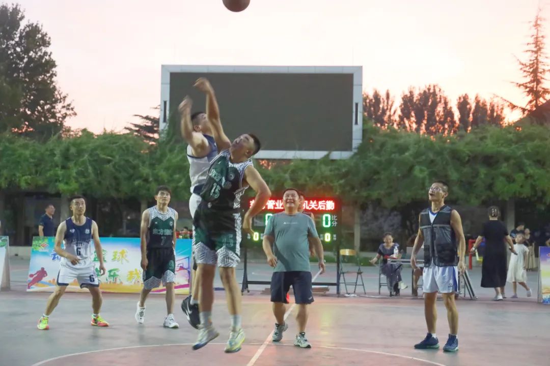 篮球比赛战况激烈，场上球员鏖战到底