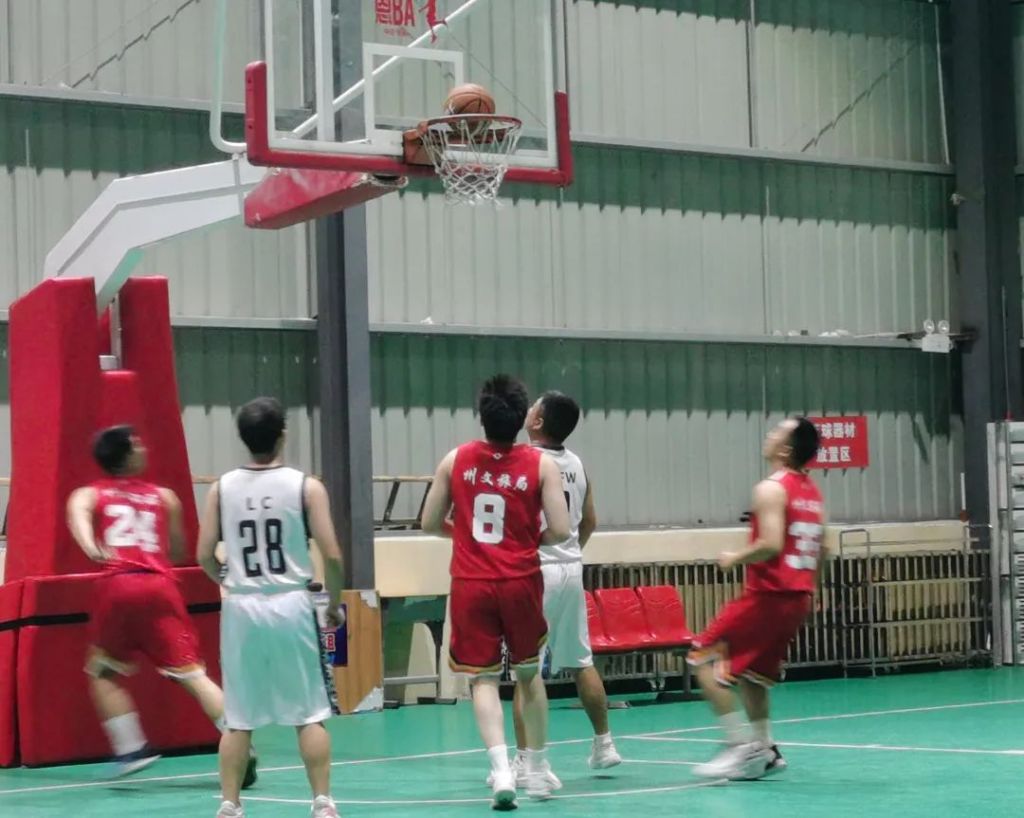 篮球比赛战况激烈，场上球员鏖战到底