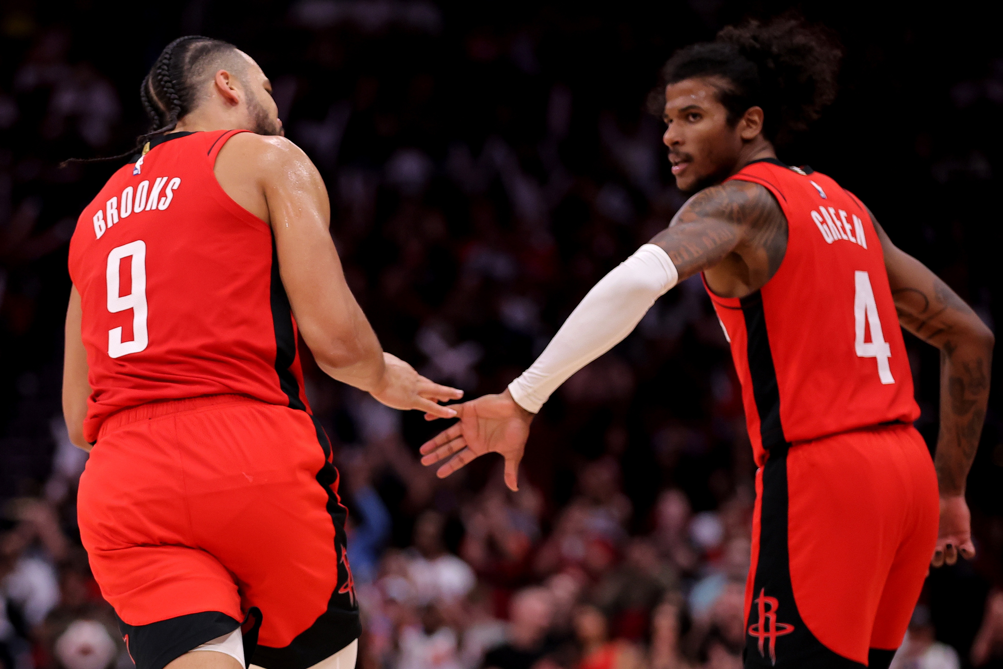 关于火箭队控卫与得分后卫默契配合，构成无解进攻的信息