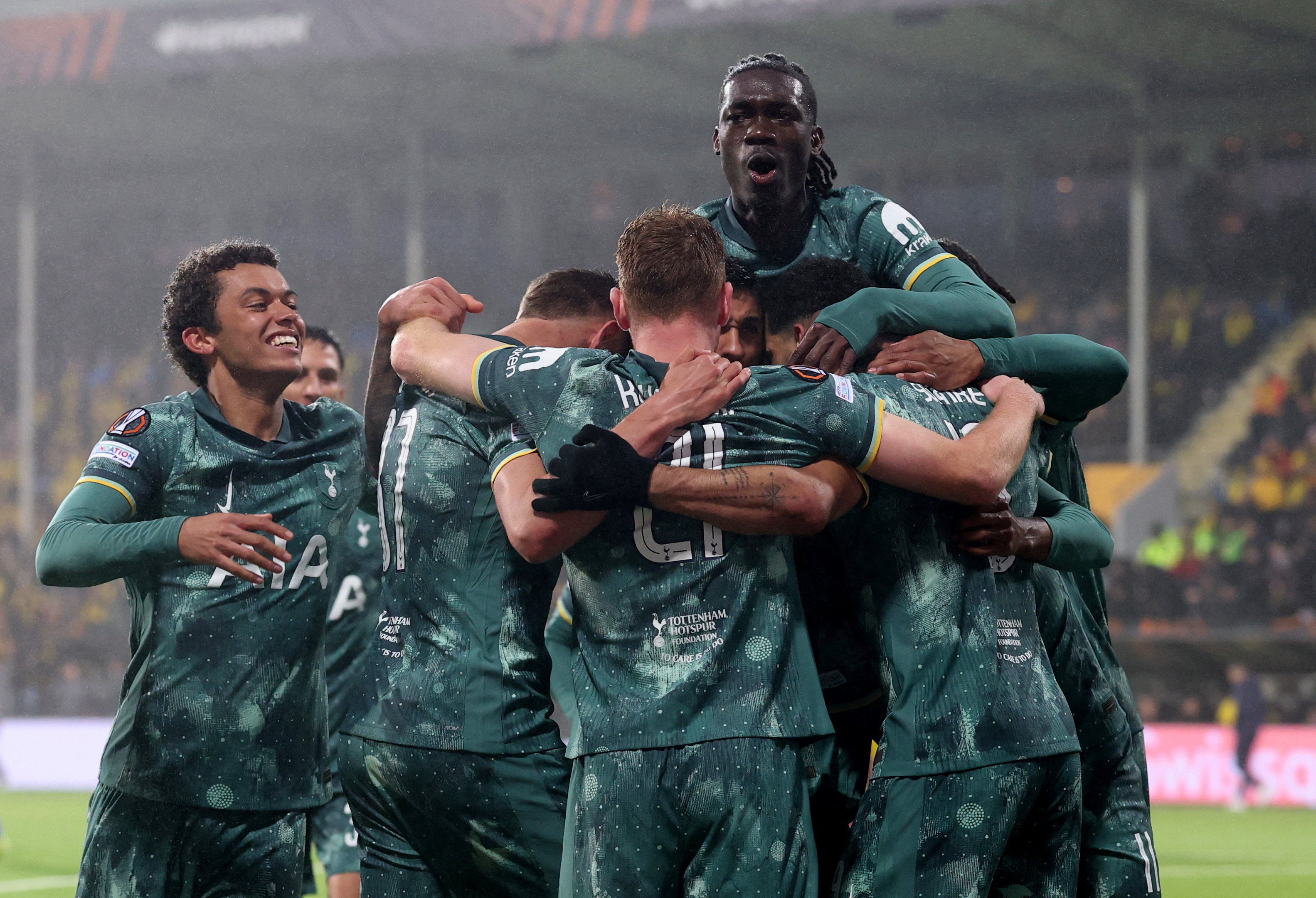 包含火爆的欧洲足球赛场上演逆转传奇的词条