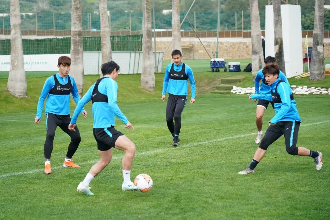 包含大连人全队训练暖场，备战关键对决的词条