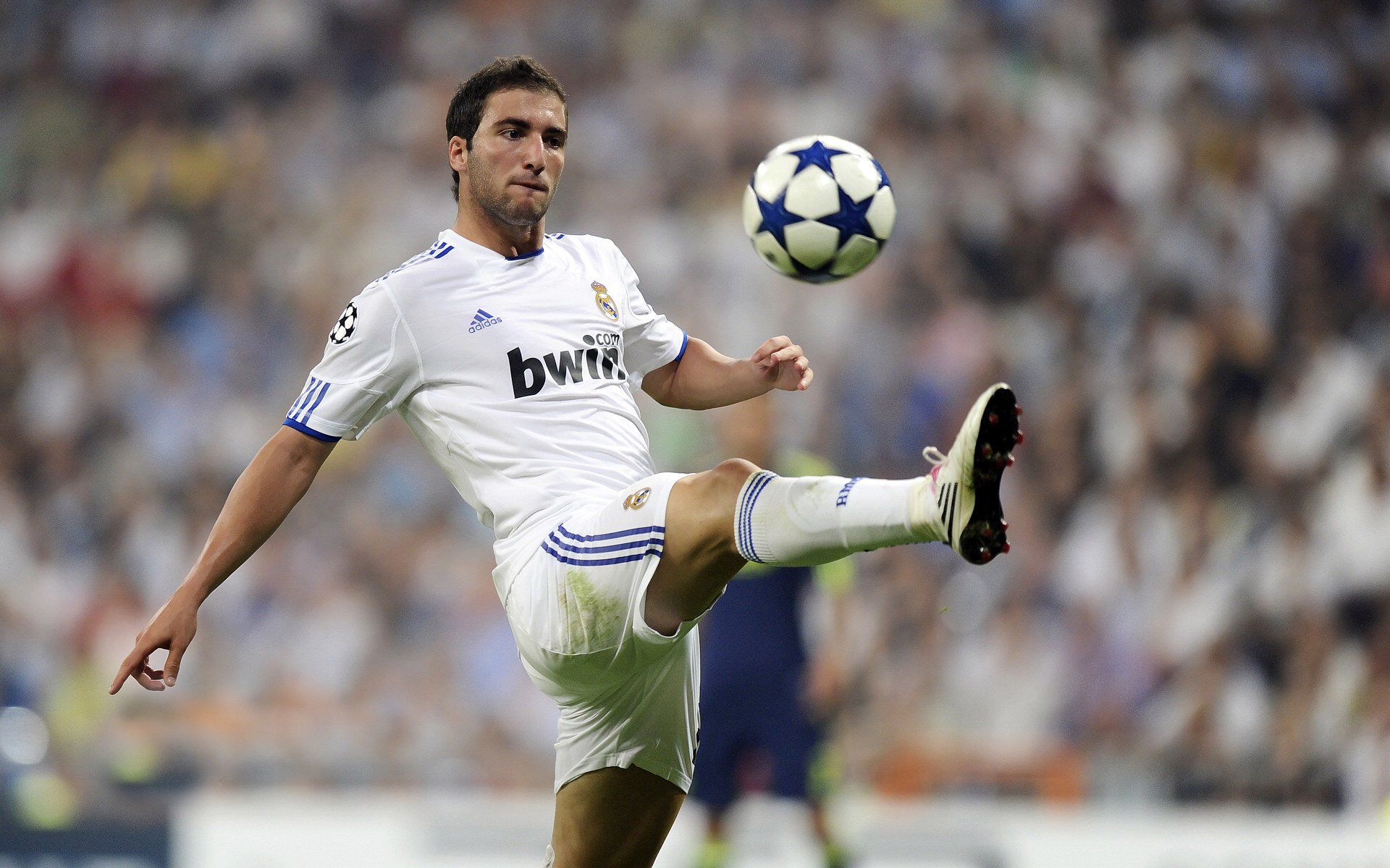 楚阿梅尼中场魔术师般掌控比赛走势，利物浦强势晋级令巴萨梦碎