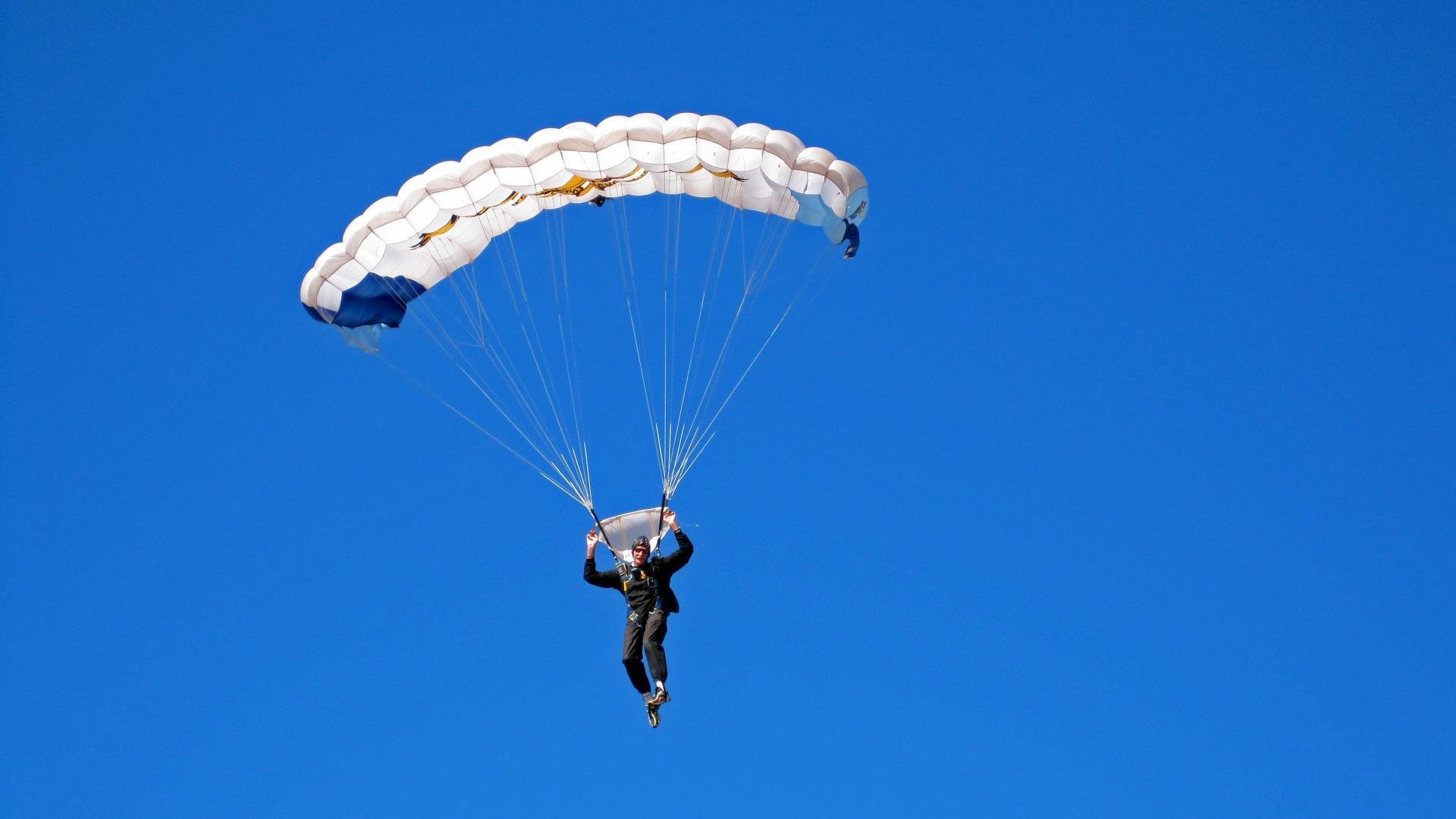 赛道传奇，阿斯顿马丁力克梅赛德斯，勒克莱尔带队取胜